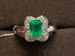 [1016]PT900 1.26 CT Minor Oil Emerald Ring