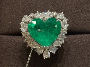 [1020]Real 18K White Gold Heart-Shaped 7.08 CT Insignificant Emerald Ring