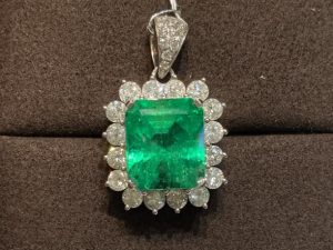 [1023]Real 18K White Gold 7.99 CT Insignificant Emerald Pendant