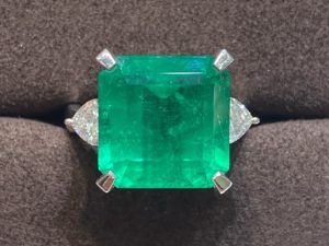 [1025]PT900 10.33 CT Minor Emerald Ring