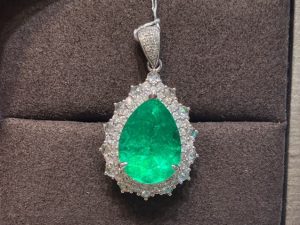 [1026]Real 18K White Gold 6.79 CT Minor Emerald Pendant