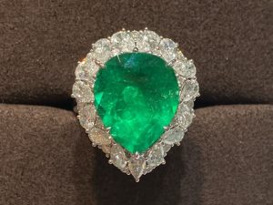 [1027]Real 18K White Gold 6.82 CT Minor Emerald Ring