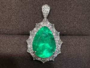 [1028]Real 18K White Gold 7.59 CT Minor Emerald Pendant