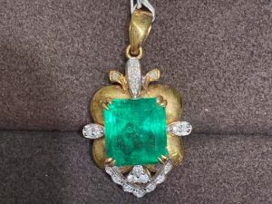[1029]Real 18K Gold 3.3 CT Minor Emerald Pendant