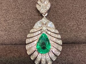 [1030]Real 18K White Gold 0.73 CT Insignificant Emerald Pendant