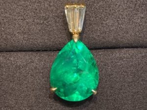 [1032]Real 18K Gold 9.1 CT Minor Emerald Pendant