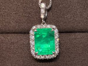[1033]PT900 5.25 CT Minor Emerald Pendant
